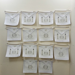 Delantal masónico maestro masónico blanco elegante, detalles plateados bordados a mano con diseño de ojo que todo lo ve y cuadrado y brújula - Product Image 3