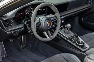 Porsche 911 Carrera 4 GTS Cabriolet 2023, Transmisión Manual de 7 Velocidades, Motor Turbo de 6 Cilindros y 473 hp, Tracción en las Cuatro Ruedas, Color Gris Ártico, Sin Modificaciones - Product Image 4