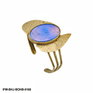 Brazalete de Latón Hecho a Mano con Incrustaciones de Cuerno en Tono Azul, Brazalete de Oro Martillado Artesanal, Joyería Bohemia - Product Image 3