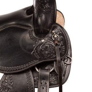 Silla de montar profesional ligera para doma y equitación western, de cuero con armazón de madera y herrajes de latón, diseño negro grabado. - Product Image 6
