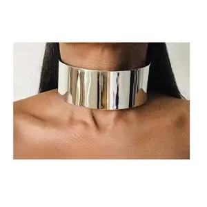 Collier en laiton de style feuille, collier court avec un design simple, pièce en vente, échantillon gratuit, emballage - Product Image 1