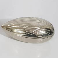 Plat décoratif ovale en métal avec couvercle, motif végétal gravé, style vintage