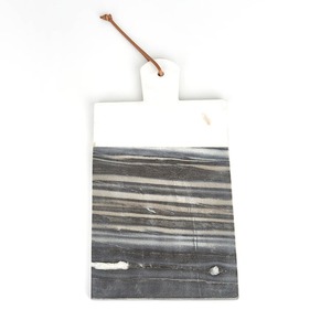 Assiette à découper en marbre blanc design avec veines noires Planche de cuisine et de service chic pour les maisons modernes - Product Image 3