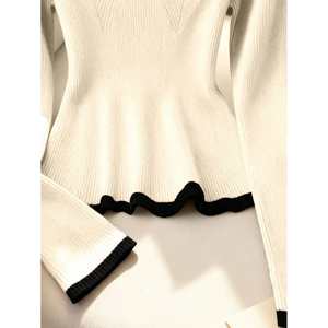 Suéter de punto con cuello corazón para mujer, talla pequeña, con ribete en contraste y volantes - Product Image 5
