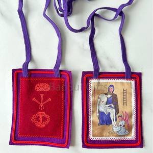 El Escapulario Morado Original de Marie-Julie Jahenny Hecho de Lana con Imagen a Todo Color Escapulario de Bendición y Protección - Product Image 3