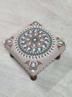 Magnifique repose-pieds en bois brodé et rembourré, artisanal et traditionnel, aux caractéristiques décoratives excellentes pour chambre, salon, école