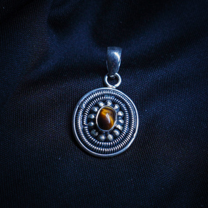 Pendentif en argent sterling 925 pierre d'oeil de tigre cloutée avec lunette pendentif à breloque plaqué argent - Product Image 1