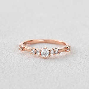 Anillo de Plata 925 Elegante con Media Eternidad de Diamantes Moissanite de Corte Redondo, Anillos Duraderos y Elegantes para Mujer - Product Image 4