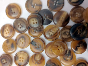 Boutons fantaisie en corne de buffle naturelle de haute qualité avec design tigre mélange de couleurs miel et rouge 1 2 3 couleurs pour vêtements pantalons chemise - Product Image 4