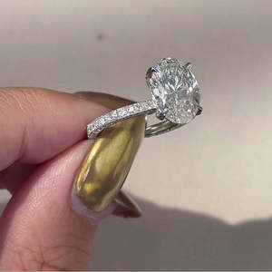 Anillo de Compromiso con Diamante Cultivado en Laboratorio Certificado por IGI, Corte Ovalado con Halo Oculto, Certificado por IGI - Product Image 4