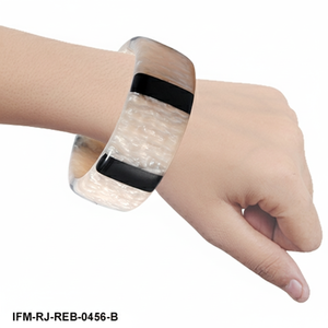 Brazalete de Resina Crema Marmoleada con Rayas Negras Incrustadas, Joyería Geométrica Minimalista para Mujer - Product Image 2