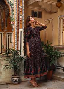Nuevo vestido Mirana bloque de mano impreso Algodón puro bohemio vestido de vacaciones negro y rosa Primavera Verano Moda Ética hecha a mano - Product Image 2