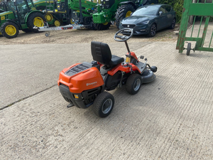 Compre una podadora de césped Husqvarna R 112C Rider de fábrica, resistente y con tractor de jardín disponible - Product Image 4