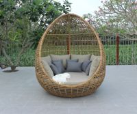 Lit de repos d'extérieur de luxe moderne en rotin tressé en forme d'œuf avec coussins en mousse à mémoire de forme, résistant aux UV, écologique, durable et antirouille pour jardin