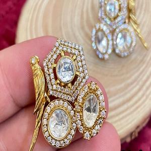 Boucles d'oreilles élégantes en or polonais de qualité supérieure Collection de vêtements traditionnels pour femmes et filles - Product Image 1