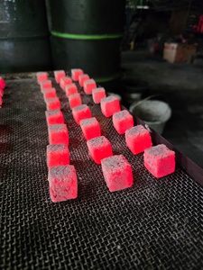 Eleve su experiencia de hookah disfrutando de la lujosa Esencia de Shisha mejorada por Coco Cubes, creada a partir de cáscaras de coco. - Product Image 2