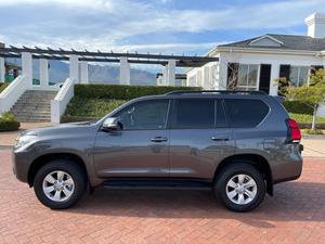 2022 Toyota Prado 2.8 GD TX มือสองดีเซล SUV เกียร์ธรรมดาหนังสีดำอ่อนภายในพาโนรามาซันรูฟ ACC R18ล่องเรือขวา - Product Image 2