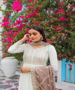 Elegante Conjunto de Top, Pantalón y Dupatta de Seda y Algodón con Bordado Tradicional Zari de Banarasi para la Temporada de Verano, Ropa Chic para Fiestas - Product Image 4