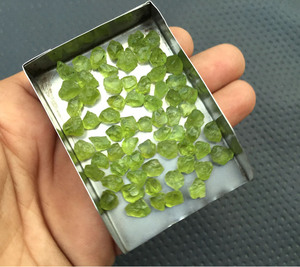 50 Mảnh Tự Nhiên Thô 6-8 Mm Thô Số Lượng Lớn Nguyên <span class=keywords><strong>Peridot</strong></span> Tinh Thể Tự Nhiên Màu Xanh Lá Cây <span class=keywords><strong>Peridot</strong></span> Đá Quý Cổ Tích Vườn Crafting Đồ Trang Sức Nguyên - Product Image 3