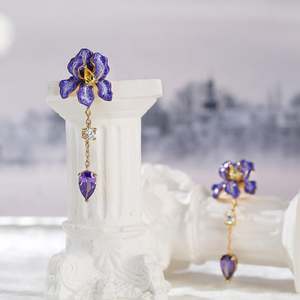 ต่างหูแฟชั่นทรงหยดน้ำเคลือบสีเงินสเตอร์ลิงลายดอกไอริสบลูมมิ่งจาก Jeulia - Product Image 4