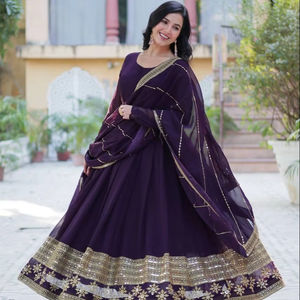 Vestido de seda para mujer de diseñador Premium indio de color vino con lentejuelas bordadas Zari-Traje de trabajo para boda y fiesta para mujer - Product Image 1