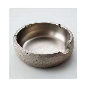 Cenicero de Aluminio Fundido con Base Ancha y Estable para Uso Duradero en Interiores y Exteriores en Patios, Hoteles, Cafeterías, Hogares y Jardines - Product Image 1