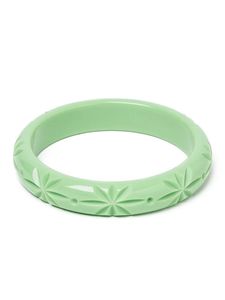 Bracelet en résine multicolore fait à la main et sculpté artistiquement Bijoux de mode vibrants pour femmes Look audacieux et élégant - Product Image 5