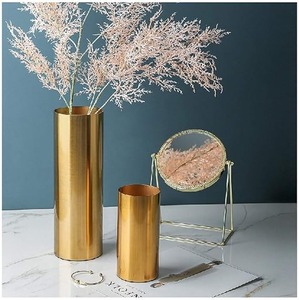 Jarrón de flores simple con acabado dorado en un diseño elegante, perfecto para el centro de mesa de decoración del hogar y una elegante exhibición de arreglos florales - Product Image 2