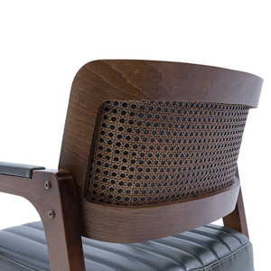 Silla Lutaya con material de madera maciza y chusion de cuero PU para uso en interiores y exteriores. - Product Image 6