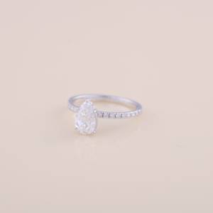 Bague de fiançailles et de mariage en diamant de laboratoire taille poire certifié IGI avec bande pavée en or blanc/rose et or jaune 9 carats - Product Image 2