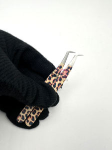 Pinzas de extensión de pestañas de agarre liso con diseño de papel de guepardo de 65 grados, acero inoxidable japonés con nombre de marca personalizado - Product Image 3