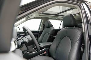 Toyota Highlander Luxe 2.5L 4 cylindres Hybride (HEV) + Double Électrique, Noir, Modèle 2025, Certifié d'Occasion, Faible Kilométrage, État Impeccable - Product Image 3