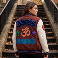 Veste universitaire en chenille avec patchs sur toute la surface, en laine acajou et manches en cuir crème, modèle Dream Big Letterman, OEM
