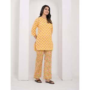 ชุดเซ็ตสองชิ้นสำหรับผู้หญิง สีเหลือง ลายบัตตา ผ้าฝ้าย ไซส์ XS/XS เสื้อแขนสามส่วน กางเกงขายาวลายเข้าชุด - Product Image 4