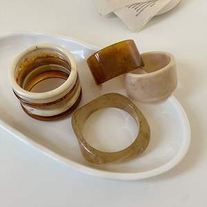 พร้อมเครื่องประดับกำไลข้อมืออะคริลิคทำจากเรซินหลากสีเป็นประกายกำไลข้อมืออะคริลิคทรงสี่เหลี่ยมที่ไม่สม่ำเสมอสำหรับผู้หญิง - Product Image 3