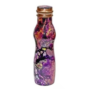 Botella de cobre de diseño abstracto radiante para una hidratación saludable y un estilo de vida elegante con acabado artístico moderno - Product Image 1
