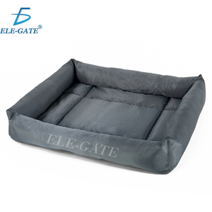 Letto Imbottito Idrorepellente con Rivestimento Antiscivolo, Forma Rettangolare, Motivo Uniforme, Realizzato in Tessuto Oxford - Product Image 1