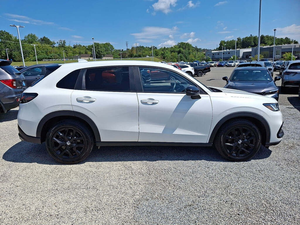 Honda HR-V Sport-B AWD 2024 d'occasion, conduite à gauche, couleur foncée, sièges en tissu, démarrage à distance, Bluetooth, Android Auto, toit ouvrant, automatique - Product Image 3