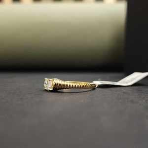 Bague de fiançailles tendance et unique en or massif 18 carats avec moissanite ovale certifiée IGI, sertie à griffes, idéale pour un cadeau - Product Image 3