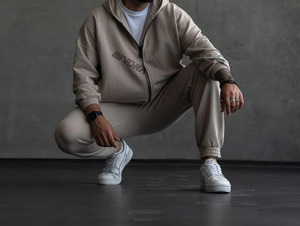 Ensemble de survêtement tendance pour homme avec sweat à capuche et pantalon cargo conçu pour le confort, le style et les activités quotidiennes offrant une sensation de douceur en coton - Product Image 2