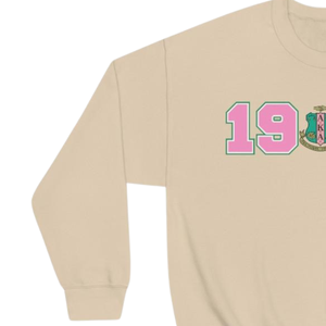 Sudadera con cuello redondo AKA 1908 Year Crest, color beige arena con letras griegas rosas y verdes, suéter de forro polar para hermandad - Product Image 2