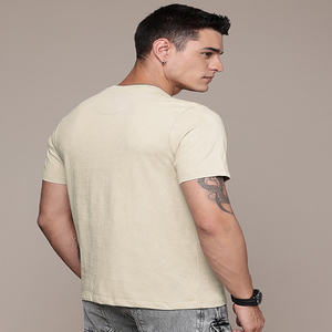 T-shirt rouge uni pour hommes col rond demi-manches 100% coton biologique fabriqué en Inde longueur régulière tissu tricoté doux - Product Image 5