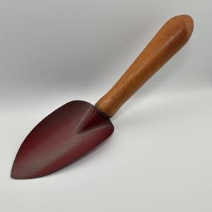 Pala de jardín de hierro elegante con mango de madera tallada artesanal que ofrece acento decorativo para jardines al aire libre - Product Image 3