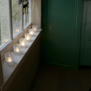 LED17 - Bougie LED sans flamme à effet vacillant blanc chaud dans un support en plastique givré - 2,25 (6 pièces/paquet) - Product Image 3