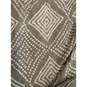 Écharpe carrée en coton ethnique Bandhani avec pompons, couleur gris terre, motif diamant - Product Image 5