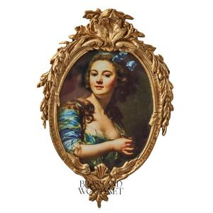 Cadre ovale en laiton antique avec des détails de feuilles ornées représentant une œuvre d'art portrait européen classique dans un style vintage - Product Image 1