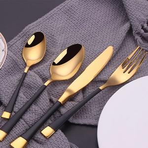 Cubiertos de Madera de Lujo Ecológicos Ferkin, Juego de Cubiertos Modernos de Dos Tonos con Mangos Negros y Detalles Dorados, Servicio para 6 Personas - Product Image 4