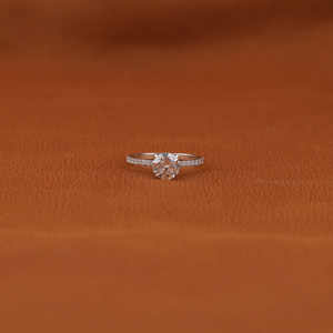 Anillo de compromiso chapado en oro macizo de 18 quilates de lujo clásico, ajuste pavimentado de diamantes cultivados en laboratorio, acento de estilo moderno para mujeres con certificación IGI - Product Image 1