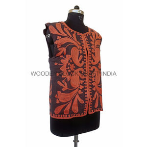 Chaqueta Corta de Algodón Acolchada Hecha a Mano para Mujer, Estilo Bohemio Indio Vintage, Bordado Floral Caprichoso, Ribete Suzani, Invierno Otoño - Product Image 2