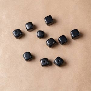 Perla de shungita pulida en forma cúbica, aproximadamente 0.47 pulgadas (12 mm), agujero de 0.07 pulgadas (1.8 mm) - Product Image 2